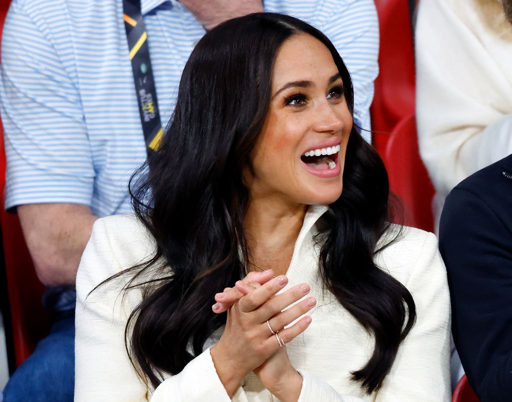 meghan markle clapping at volley ball 