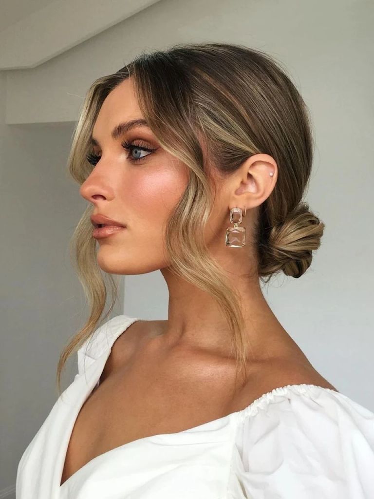 Face-framing tendrils hairstyle