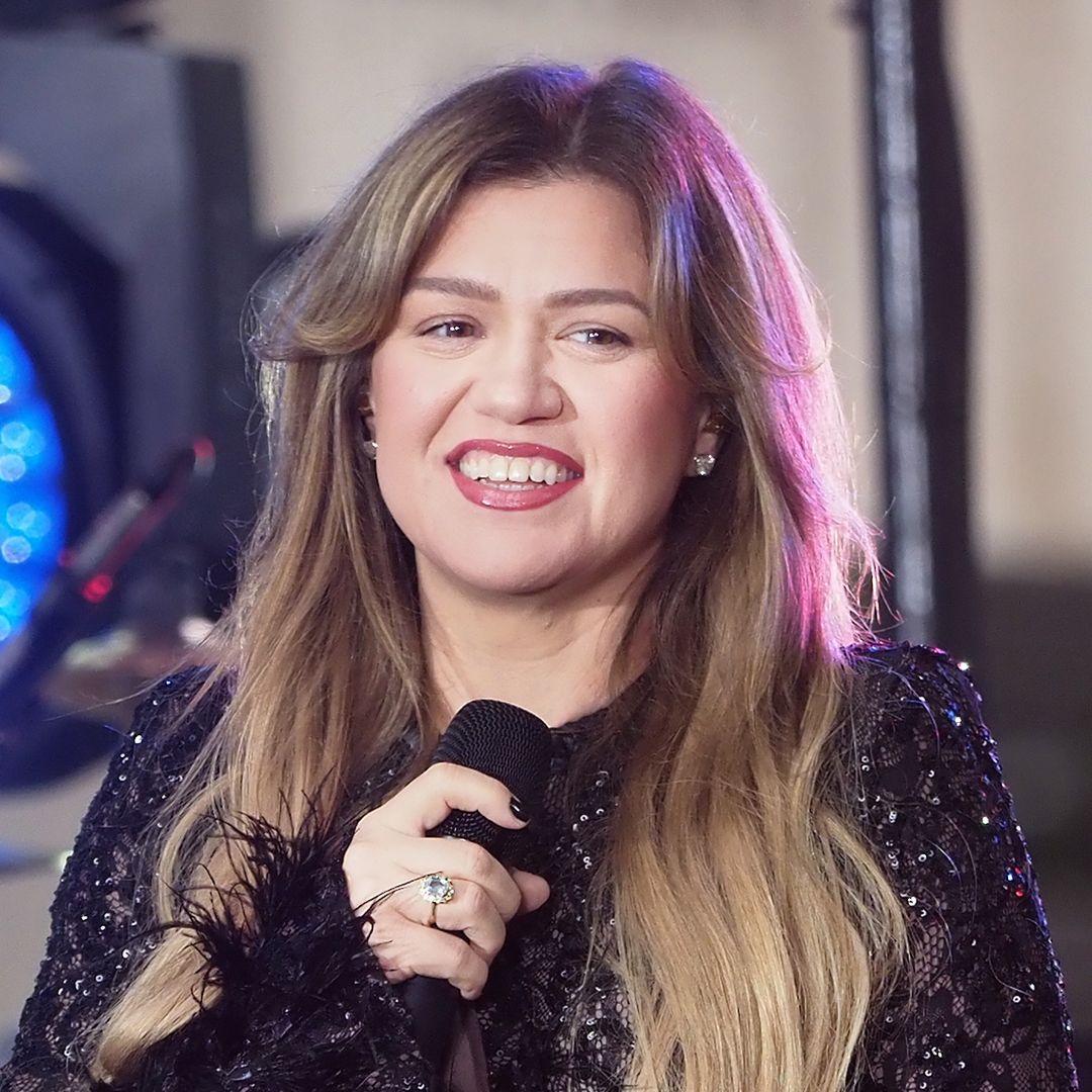 Kelly Clarkson admits 'the headache was worth it' in teasing video – watch 